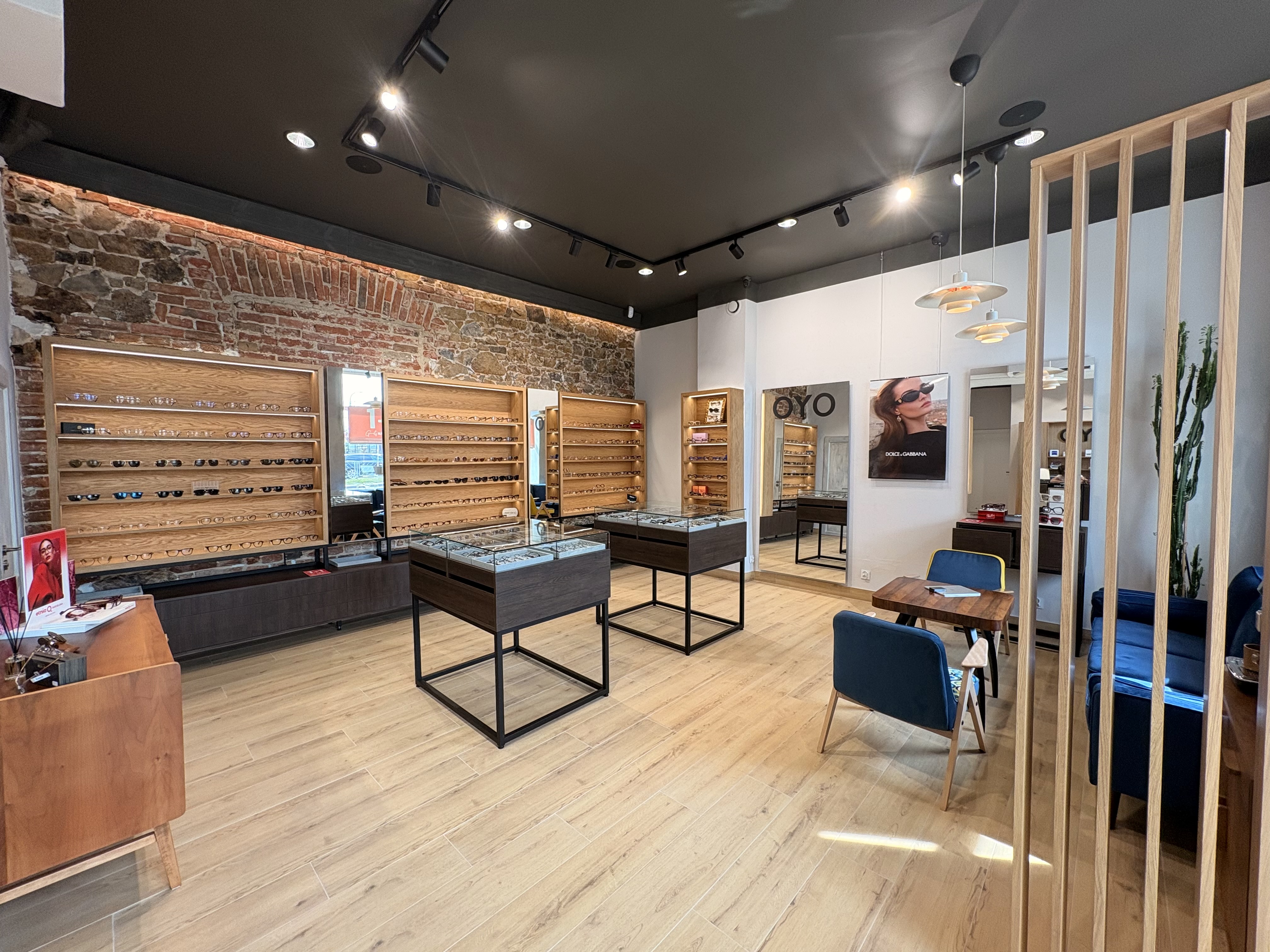 Wnętrze salonu OYO Eyewear Studio — ekspozycja opraw